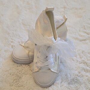 Girls White Iridescent High-Top Sneakers with Sheer Ribbon Laces